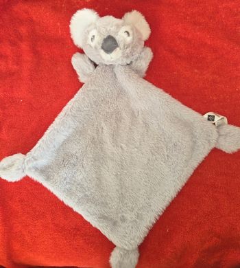 Doudou koala plat losange gris - hochet - Tex