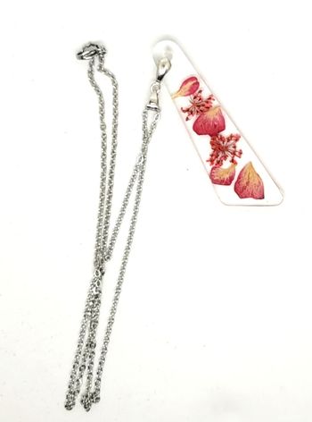 Bijoux création collier fleurs séchées chute de rouge