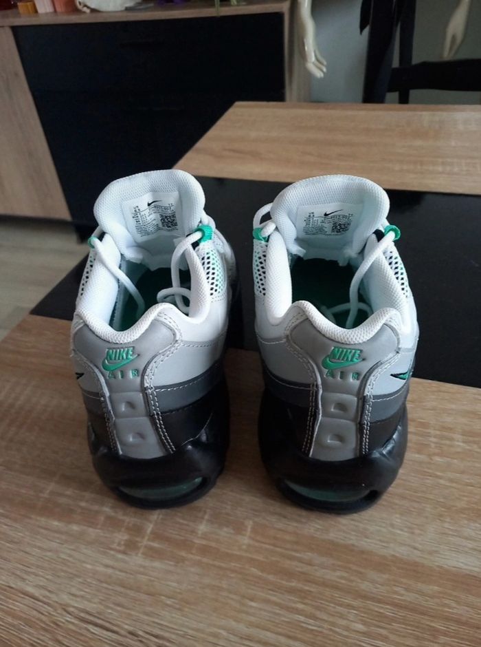 Basket Nike Air max 95  Neuve  T 37,5 - photo numéro 3