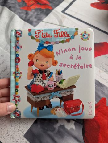 Ninon joue à la secrétaire