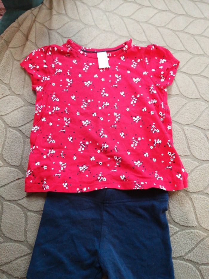 Tee shirt fleuri et petit short - photo numéro 2