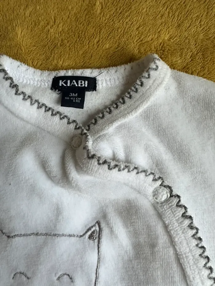 Pyjamas velours blanc  Motif petit chat  Taille 3 mois - photo numéro 5