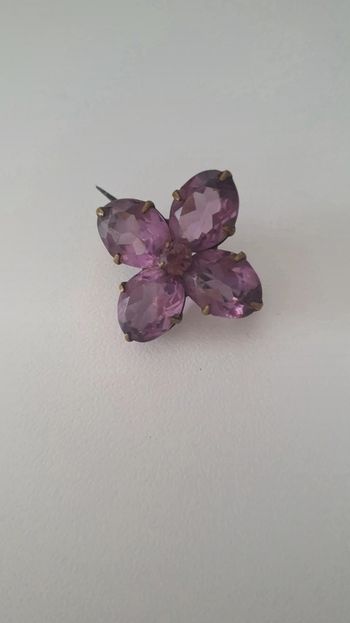 Broche violette ancienne