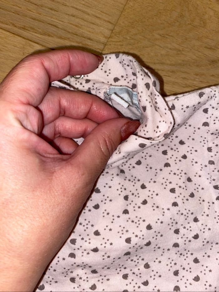 Sous-pull col roulé rose pâle fleurs grises – 12 mois - photo numéro 2