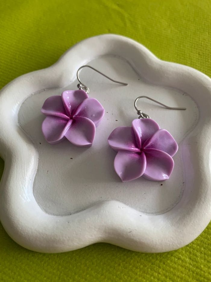Boucles d’oreilles fleur d’hibiscus violet lilas en résine - photo numéro 3