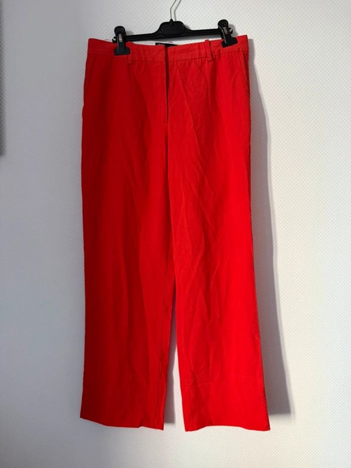 Pantalon droit rouge en très bon état taille M Zara