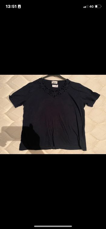 Tee shirt avec dentelle sur le col