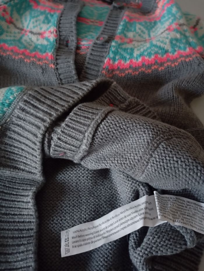 Gilet veste . 4 ans. Gris et multi couleurs. Acrylique. Gemo . 2 poches et une ceinture . Parfait état - photo numéro 9