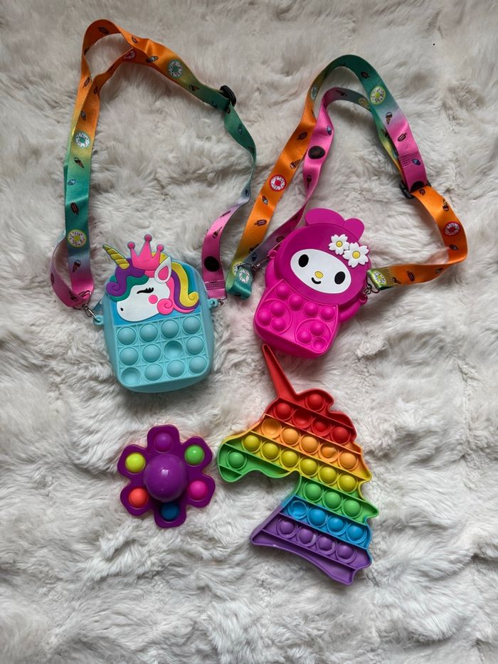 🪀 lot pop it - 2 sacs à mains petits+ une licorne + 1 pieuvre tournante - très bon état
