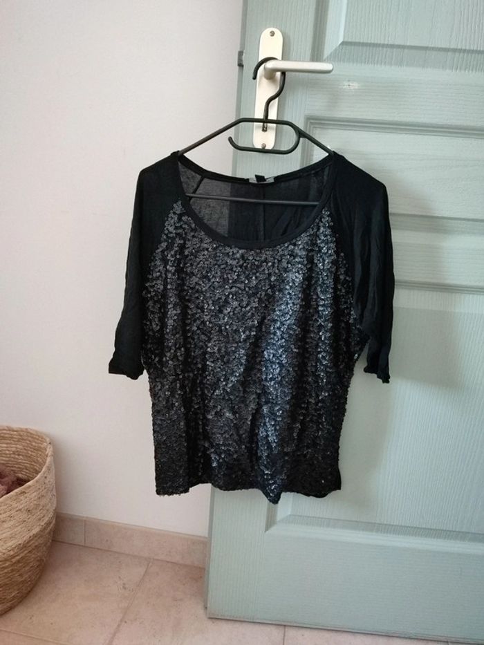 Blouse tee shirt à sequins noirs