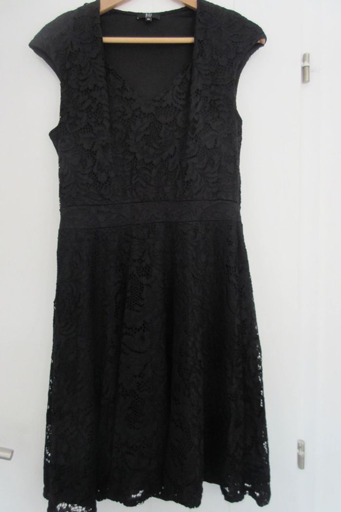 Robe noire évasée - photo numéro 2