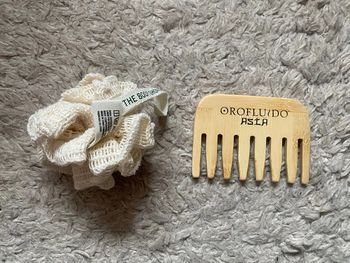 Brosse en bois + fleur de douche