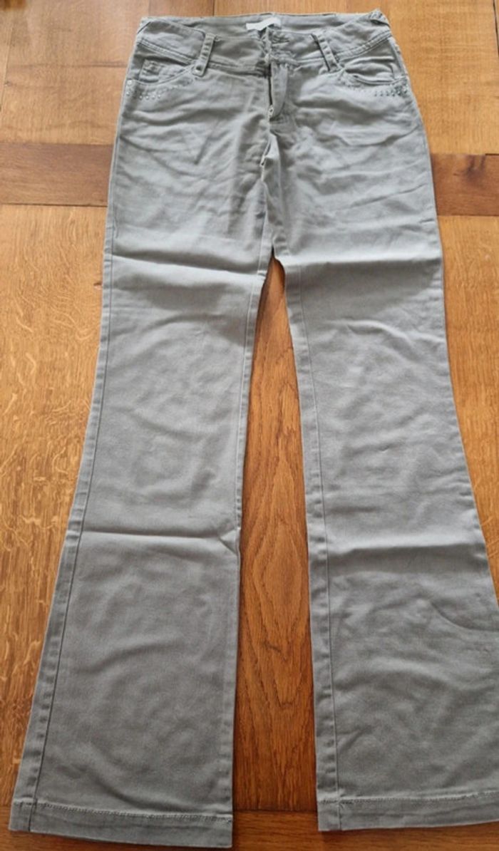 Pantalon gris bas évasé