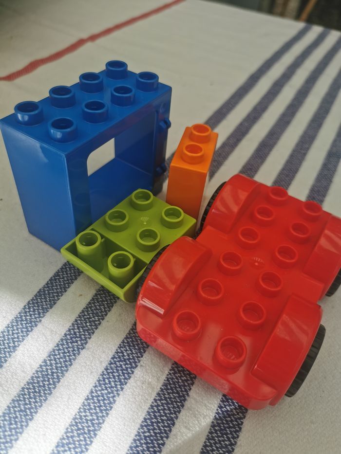 Lot de grosses briques Lego avec 4 roues - photo numéro 5