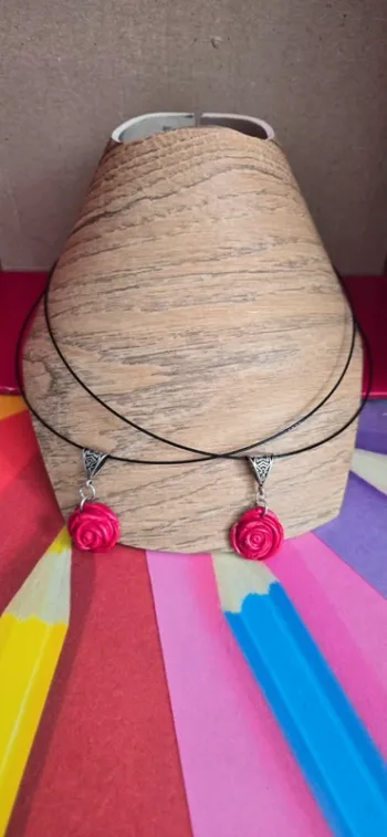 Collier petite rose rouge Fimo neuf