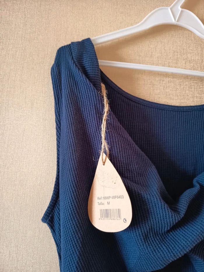 Robe courte. Sans manches. Marque Pinepo (966) - photo numéro 4