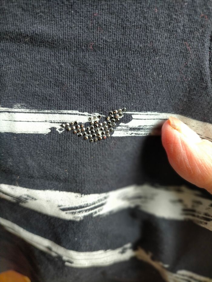 Ravissant tee shirt Armani  2 ans - photo numéro 2