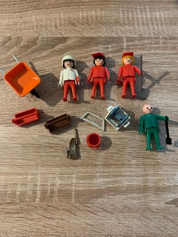 4 Playmobils et accessoires de chantier vintage