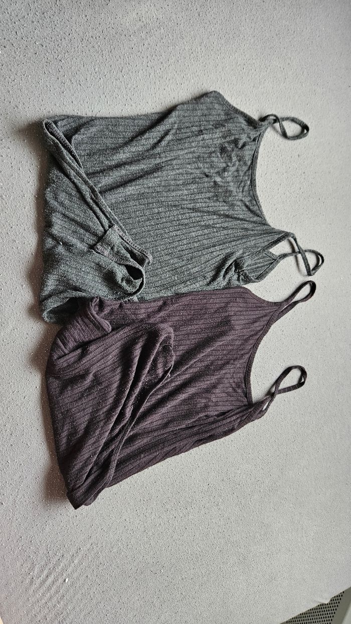 Lot 2 bodies noir et gris à bretelle moulant en très bon état - photo numéro 2