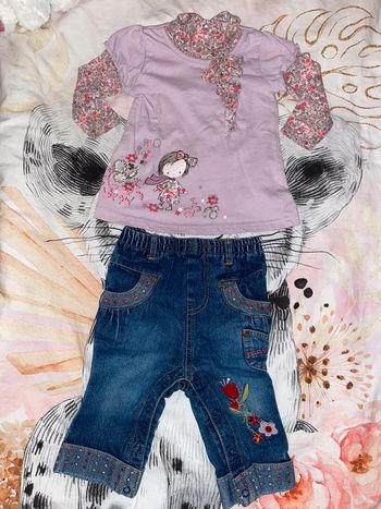 Ensemble t-shirt et jeans, taille 12 mois, marque Charlotte aux fraises.