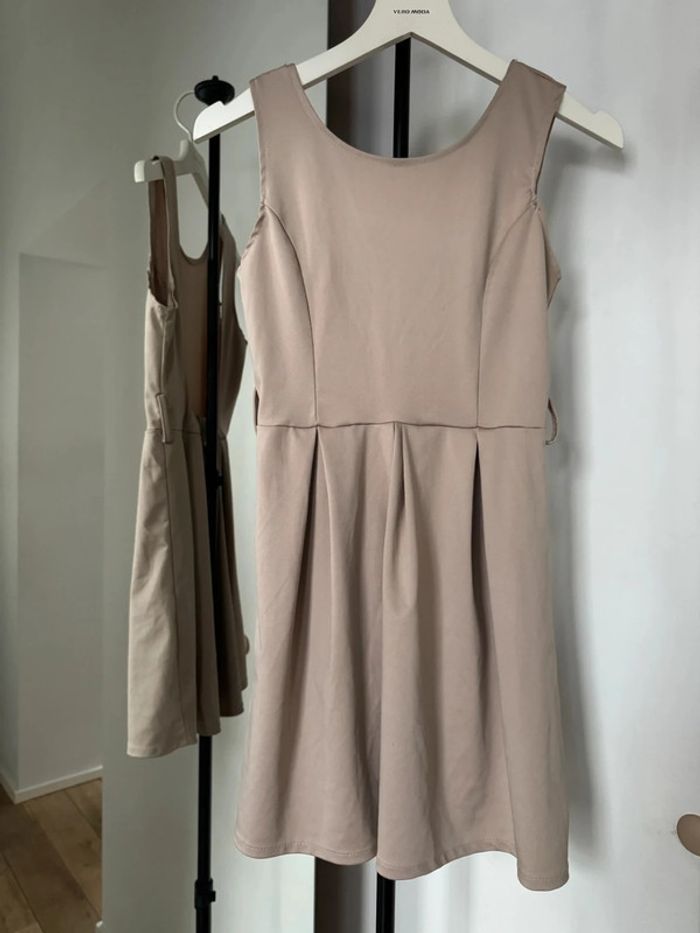 Robe courte beige élastique petite dos nu - photo numéro 4