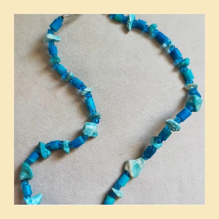 Collier fantaisie – Pierres turquoise et perles bleues - photo numéro 3