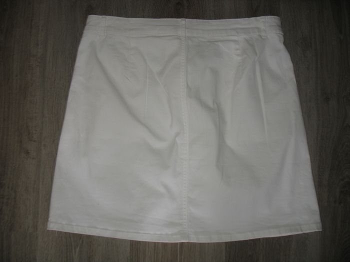 JUPE COURTE BLANCHE "IN EXTENSO" - TAILLE 42 - n°04 - photo numéro 2
