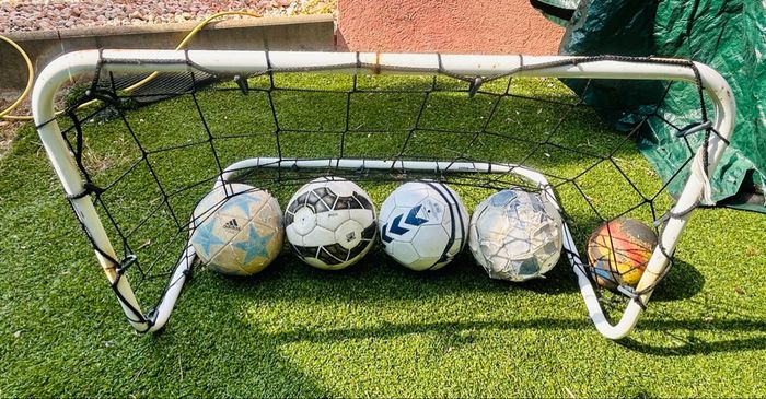 Cage de foot avec 4 ballons de foot