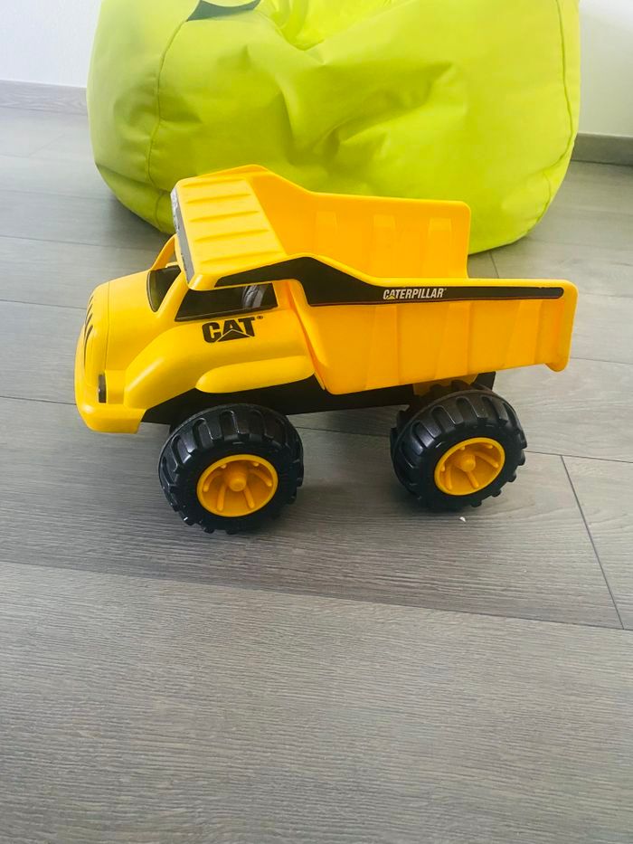 Camion caterpillar comme neuve