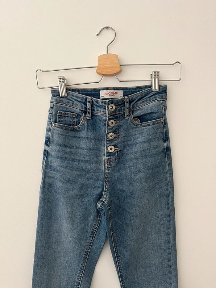 jean a plusieurs boutons