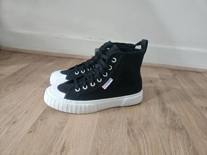 Baskets Superga noires neuves jamais portées dans leur boîte d'origine taille 37 - photo numéro 2