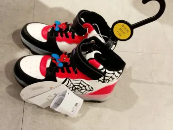 Basket montante lumineuse spiderman marvel