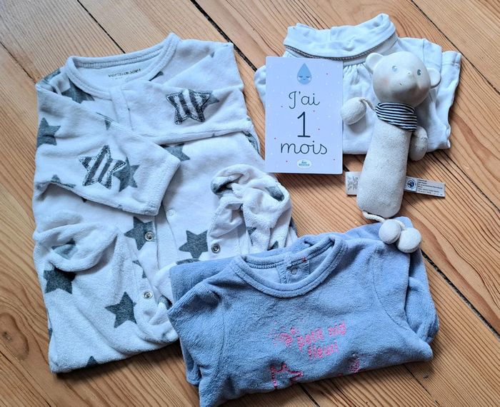 Lot bébé fille taille 1 mois