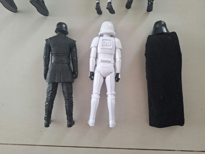 lot de 6 figurines Star Wars, 5 grandes et une géante de 50 cm .
-Death Trooper
-K-2SO
-Kylo Ren x 2
-Stormtrooper
-Dark Vador - photo numéro 7