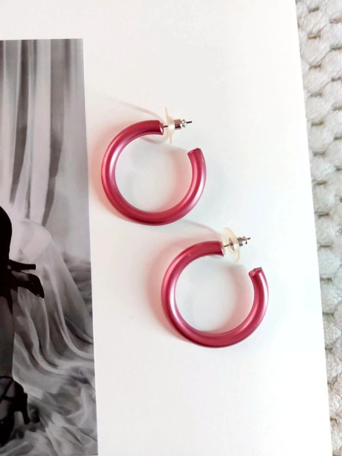 Magnifique paire de boucles d'oreilles créoles taille petite, couleur rose nacré - photo numéro 2