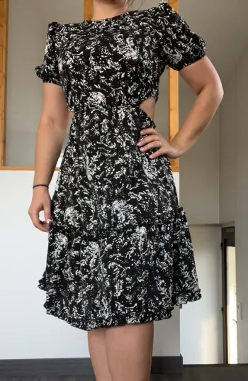 Robe noir blanche et dorée sexy