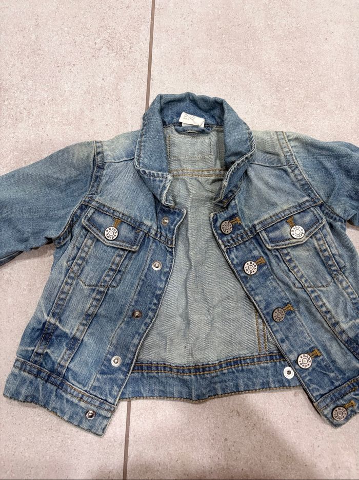 Veste en jean avec bonnet Timberland et t-shirt manche longue bébé taille 9 mois - photo numéro 4