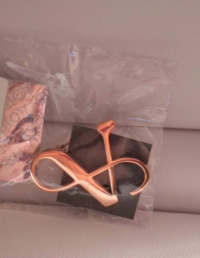 Très belle broche Victoria Bijoux neuve