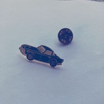 Joli pin s voiture verte