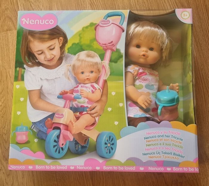 Poupée nenuco et son tricycle