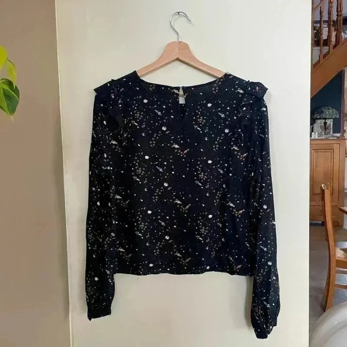 Blouse noire Jennyfer M imprimé espace, fusées & étoiles, manches longues, détail volanté V018 - photo numéro 6