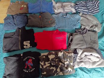Lot de 14 gilet sans capuche et veste à capuche 8 ans