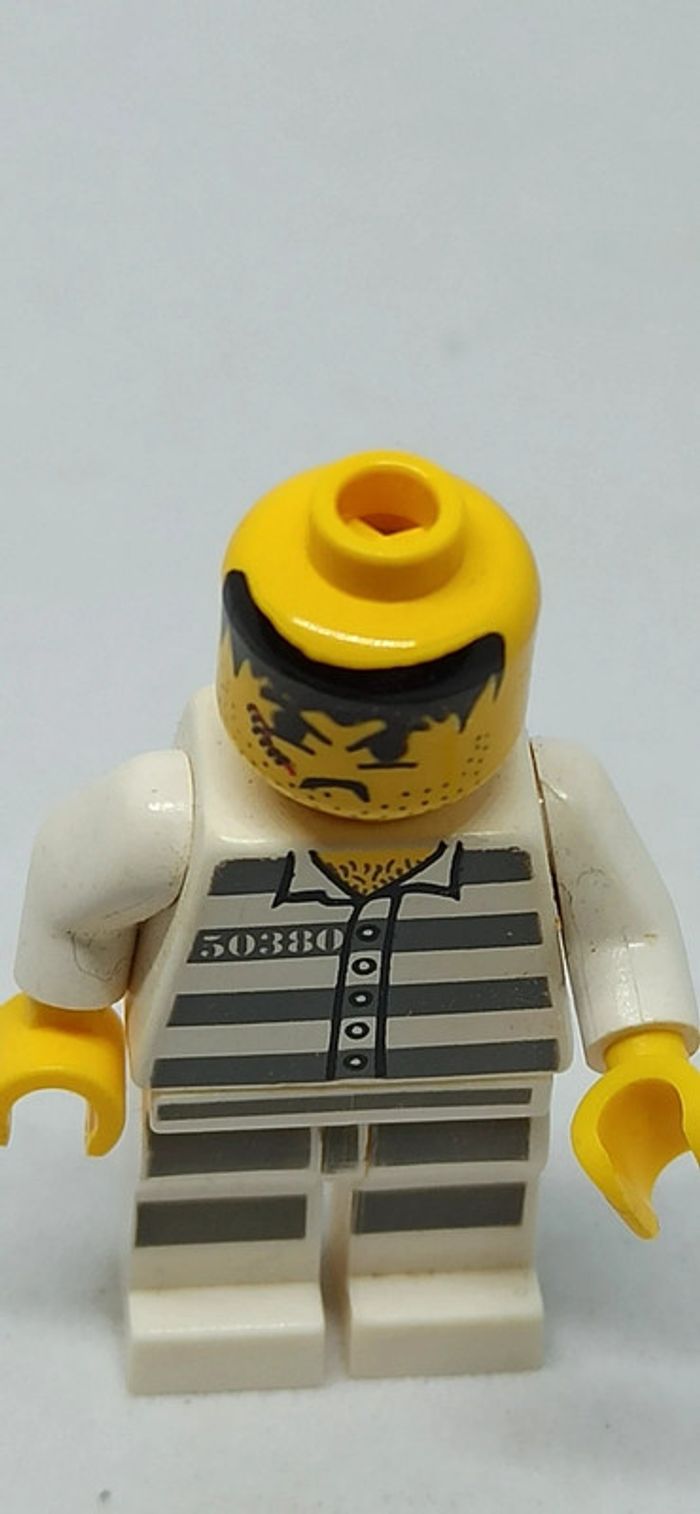 Homme prisonnier avec habits barrés et accessoire lego - photo numéro 8