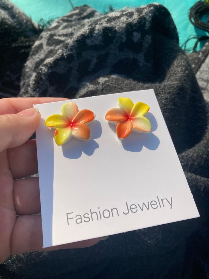 Boucles d’oreilles NEUVES pour femme forme de fleurs couleur jaune - photo numéro 7