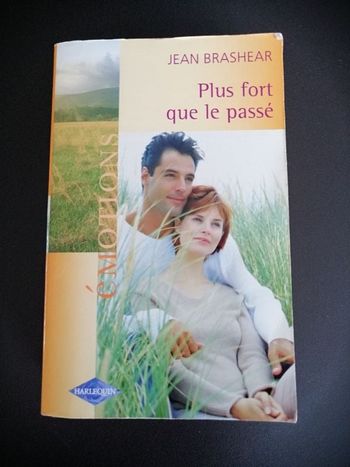 Livre Harlequin contenant 2 romans en bon état