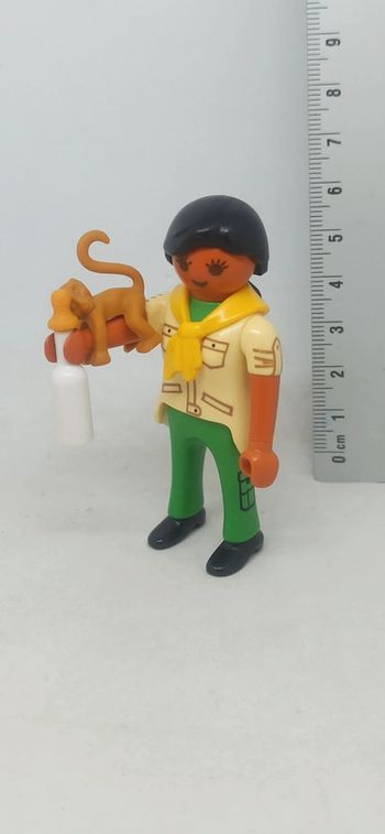 Femme soigneuse avec bébé singe et biberon playmobil
