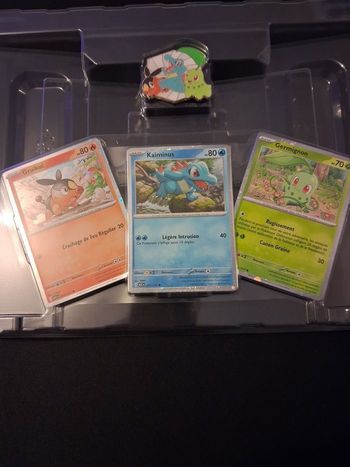 Lot 3 Cartes Pokémon Promo Cosmos Holo + Pin’s Starters (VF - ASR)