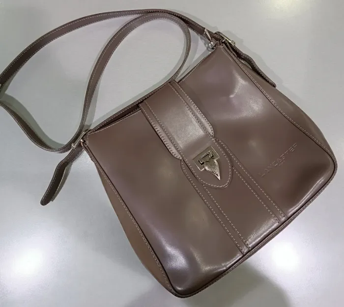 Sac besace bandoulière Lancaster cuir taupe