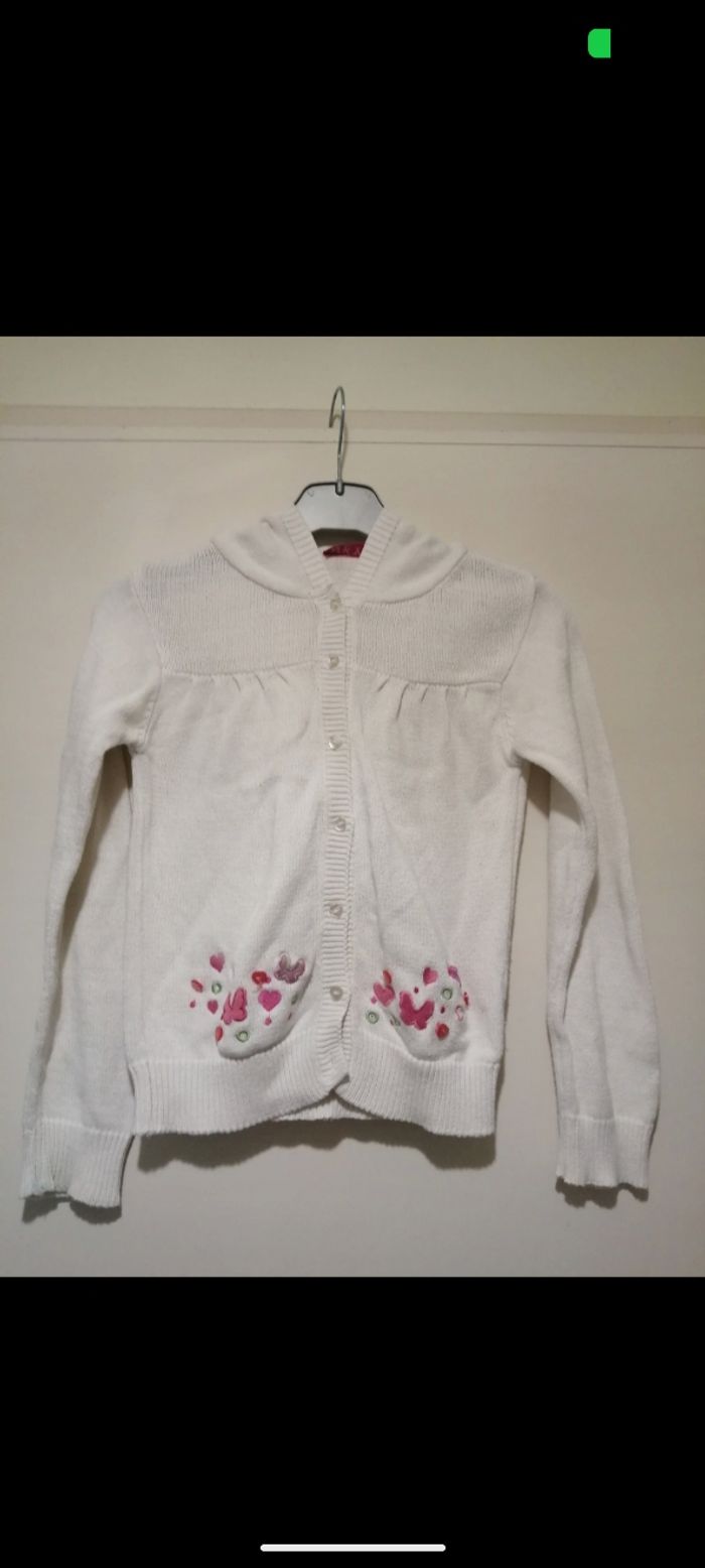 Beau gilet NKY blanc à capuche. Taille 8 ans