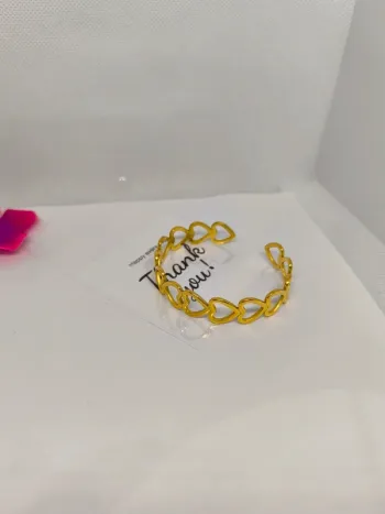 Bracelet manchette doré avec cœurs